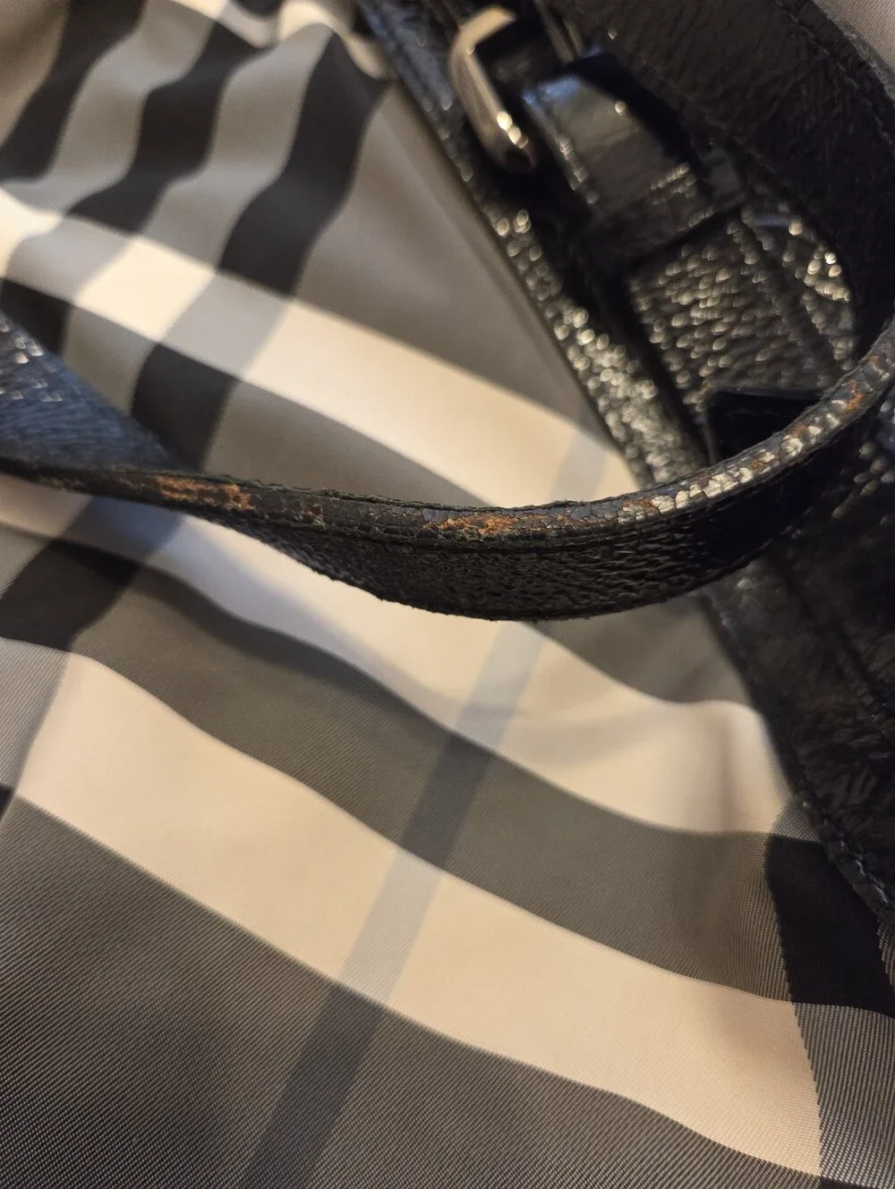 Burberry Beat Check Plaid Tote Bag with Black Patent Trim COA INCLUDED EXCELLENT